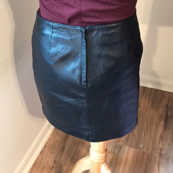 Old Navy Black Leather Skirt size 2 - Picture 3 of 8